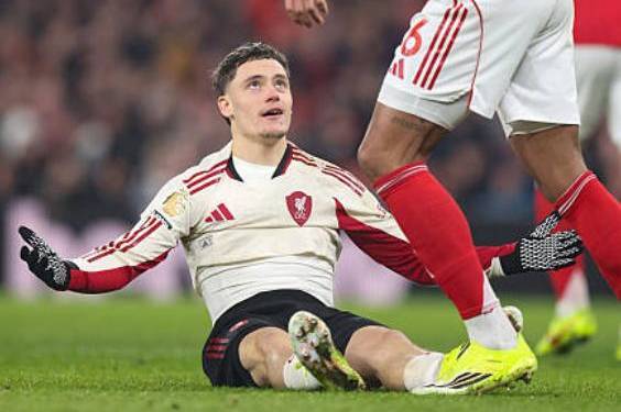 斯洛特再遇门框魔咒！利物浦0-0终结阿森纳五连胜，给曼城送大礼